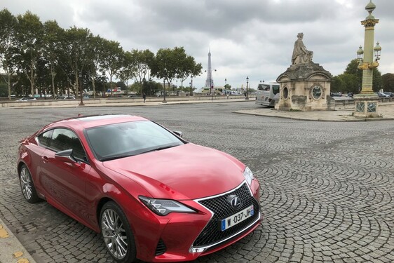 Lexus vystavil nové kupé RC na pařížské Champs-Élysées