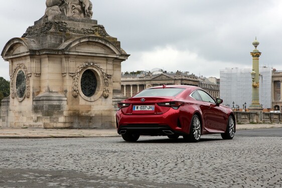 Lexus vystavil nové kupé RC na pařížské Champs-Élysées