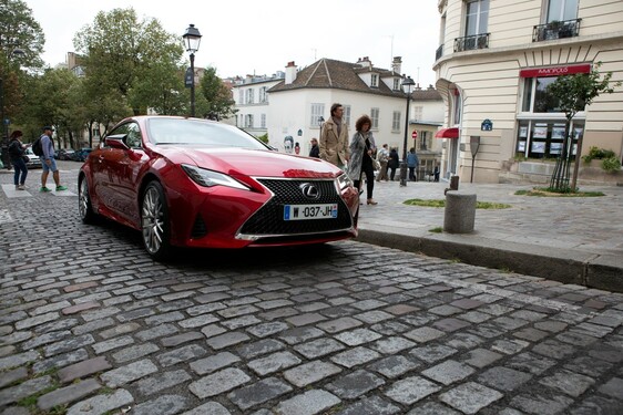 Lexus vystavil nové kupé RC na pařížské Champs-Élysées