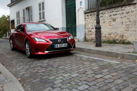 Lexus vystavil nové kupé RC na pařížské Champs-Élysées
