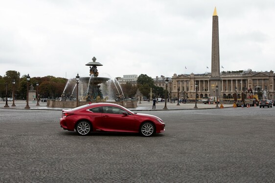 Lexus vystavil nové kupé RC na pařížské Champs-Élysées