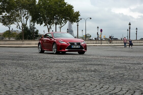 Lexus vystavil nové kupé RC na pařížské Champs-Élysées