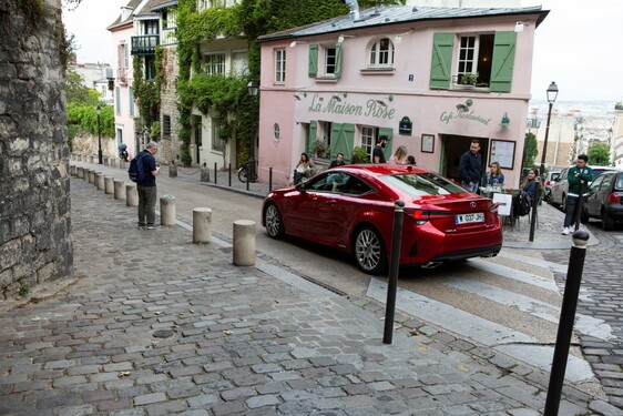 Lexus vystavil nové kupé RC na pařížské Champs-Élysées