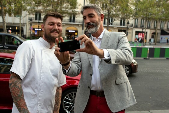 Lexus vystavil nové kupé RC na pařížské Champs-Élysées