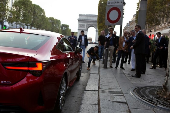 Lexus vystavil nové kupé RC na pařížské Champs-Élysées