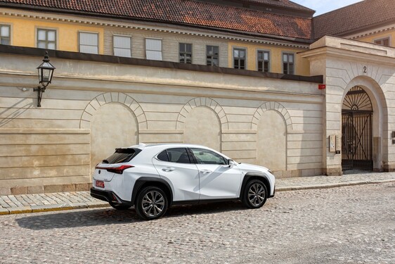 2018 UX F Sport