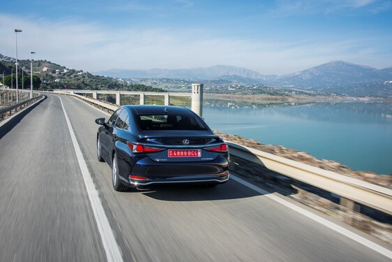 ES 300h Deep Blue