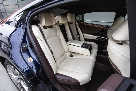 Lexus ES300 - local