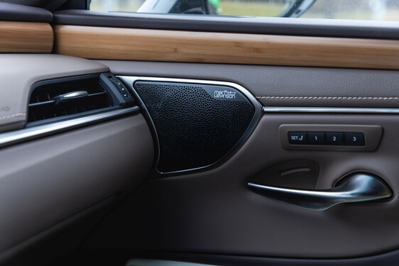 Lexus ES300 - local