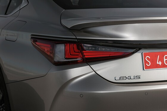 ES 300h Sonic Titanium