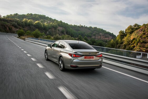 ES 300h Sonic Titanium