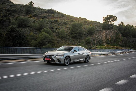 ES 300h Sonic Titanium