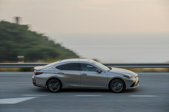 ES 300h Sonic Titanium