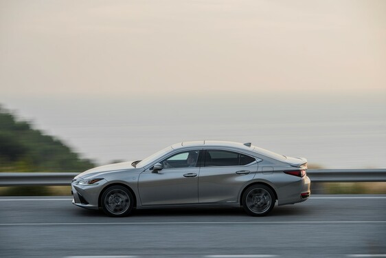 ES 300h Sonic Titanium