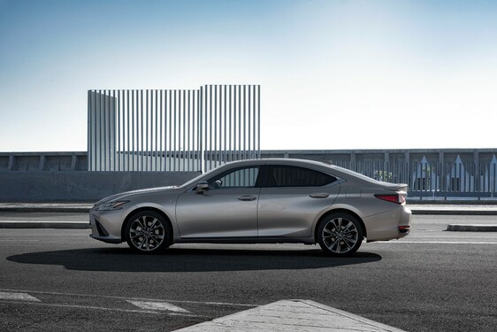 ES 300h Sonic Titanium