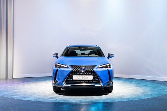 Lexus představuje svůj první elektromobil UX 300e 