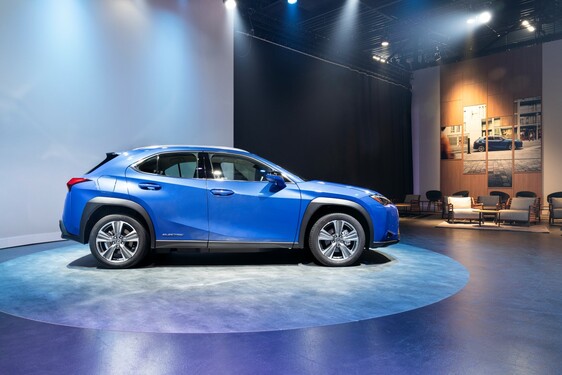 Lexus představuje svůj první elektromobil UX 300e 