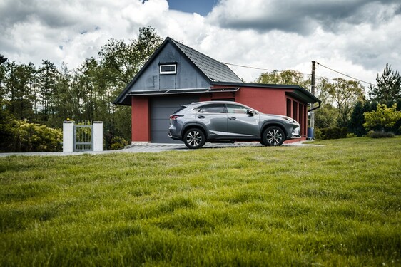 Lexus NX 300h - local