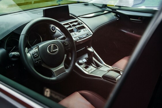 Lexus NX 300h - local