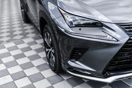 Lexus NX 300h - local