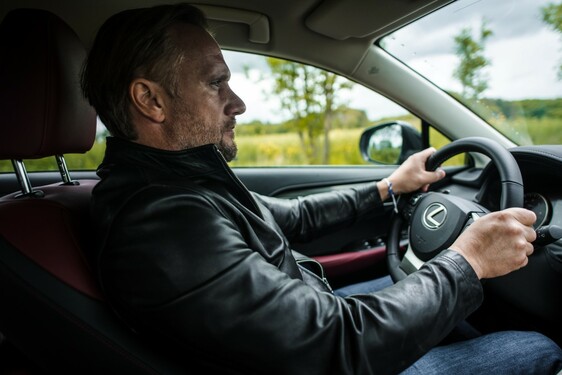 Lexus NX 300h - local