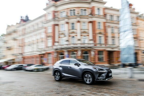 Lexus NX 300h - local