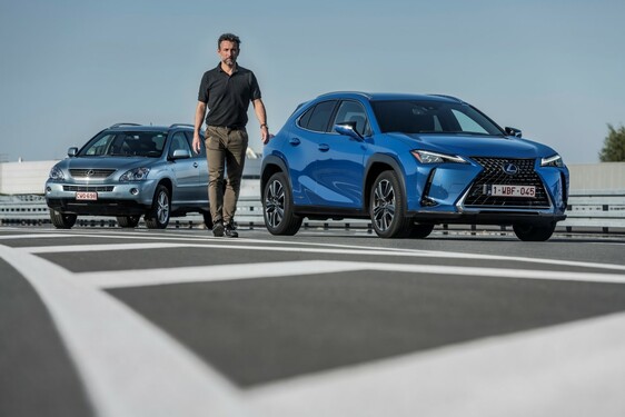 Hybridní crossover Lexus UX v přímém porovnání s průkopnickým hybridním SUV RX 