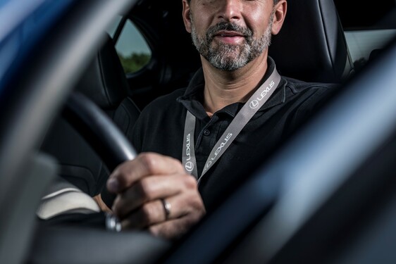 Hybridní crossover Lexus UX v přímém porovnání s průkopnickým hybridním SUV RX 