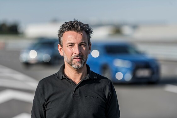 Hybridní crossover Lexus UX v přímém porovnání s průkopnickým hybridním SUV RX 