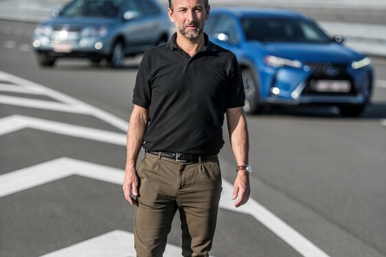 Hybridní crossover Lexus UX v přímém porovnání s průkopnickým hybridním SUV RX 