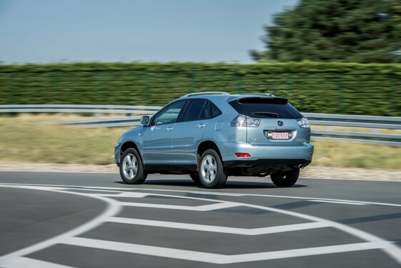 Hybridní crossover Lexus UX v přímém porovnání s průkopnickým hybridním SUV RX 