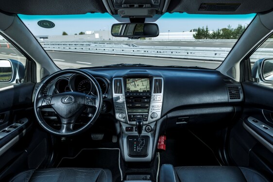 Hybridní crossover Lexus UX v přímém porovnání s průkopnickým hybridním SUV RX 