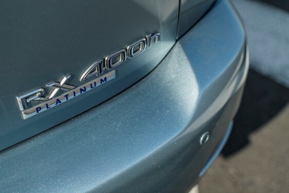 Hybridní crossover Lexus UX v přímém porovnání s průkopnickým hybridním SUV RX 