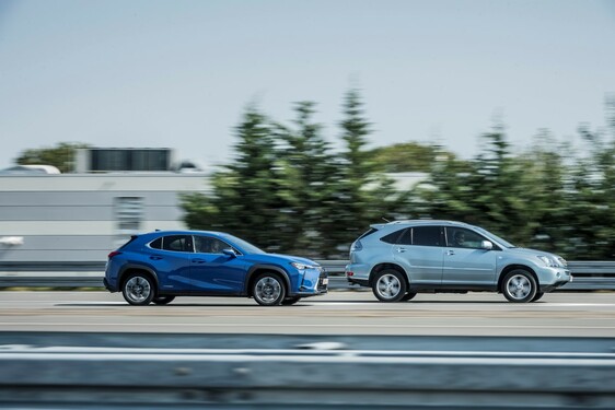 Hybridní crossover Lexus UX v přímém porovnání s průkopnickým hybridním SUV RX 