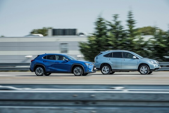 Hybridní crossover Lexus UX v přímém porovnání s průkopnickým hybridním SUV RX 