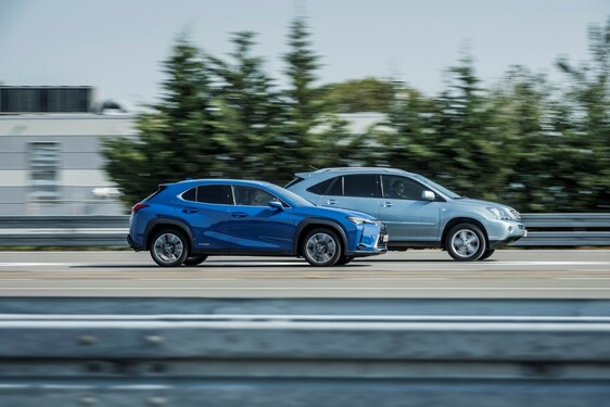 Hybridní crossover Lexus UX v přímém porovnání s průkopnickým hybridním SUV RX 