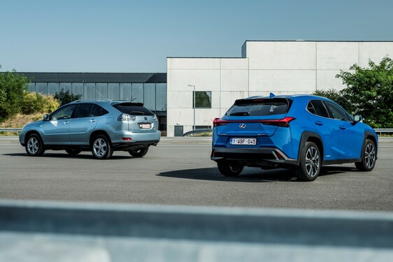 Hybridní crossover Lexus UX v přímém porovnání s průkopnickým hybridním SUV RX 