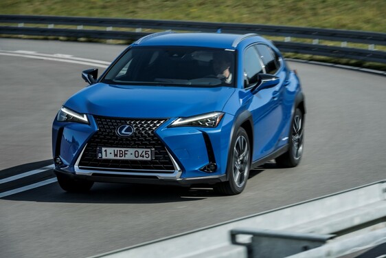 Hybridní crossover Lexus UX v přímém porovnání s průkopnickým hybridním SUV RX 