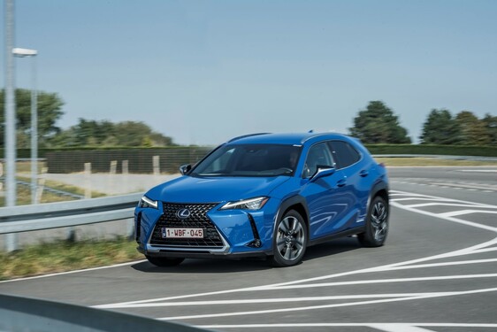Hybridní crossover Lexus UX v přímém porovnání s průkopnickým hybridním SUV RX 
