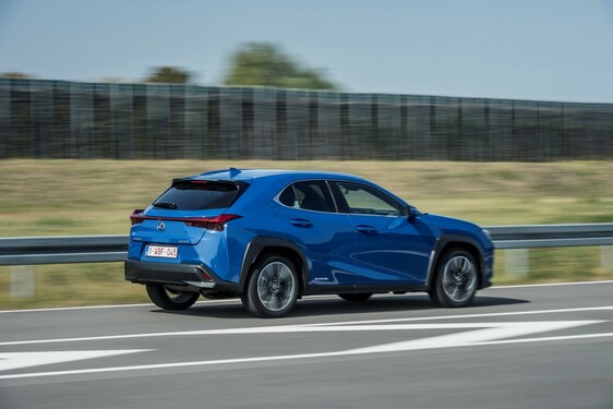 Hybridní crossover Lexus UX v přímém porovnání s průkopnickým hybridním SUV RX 