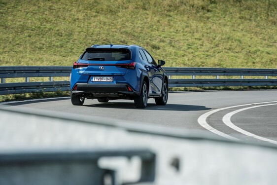 Hybridní crossover Lexus UX v přímém porovnání s průkopnickým hybridním SUV RX 