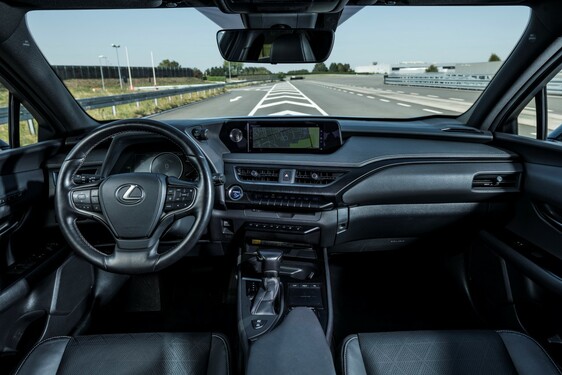 Hybridní crossover Lexus UX v přímém porovnání s průkopnickým hybridním SUV RX 