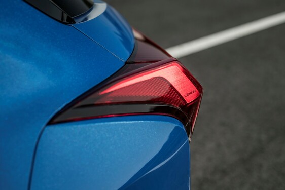 Hybridní crossover Lexus UX v přímém porovnání s průkopnickým hybridním SUV RX 