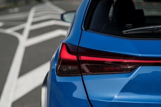 Hybridní crossover Lexus UX v přímém porovnání s průkopnickým hybridním SUV RX 