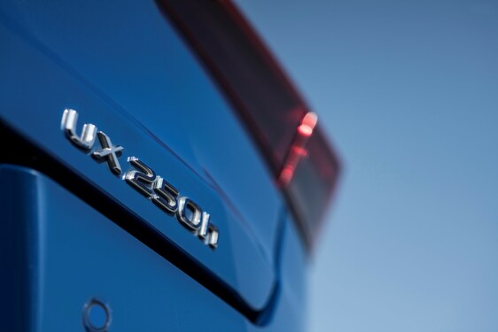 Hybridní crossover Lexus UX v přímém porovnání s průkopnickým hybridním SUV RX 