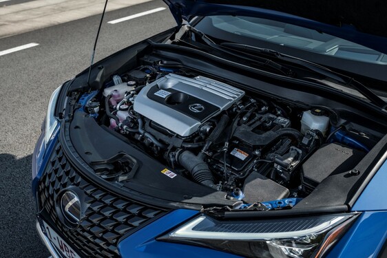 Hybridní crossover Lexus UX v přímém porovnání s průkopnickým hybridním SUV RX 