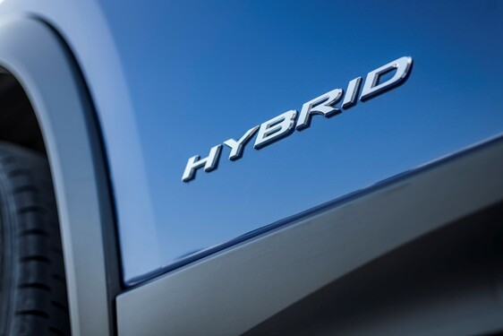 Hybridní crossover Lexus UX v přímém porovnání s průkopnickým hybridním SUV RX 
