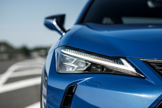 Hybridní crossover Lexus UX v přímém porovnání s průkopnickým hybridním SUV RX 