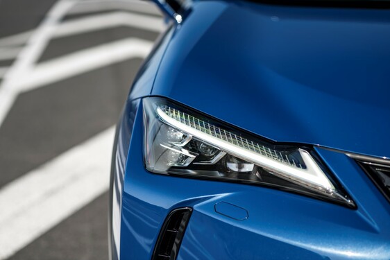 Hybridní crossover Lexus UX v přímém porovnání s průkopnickým hybridním SUV RX 