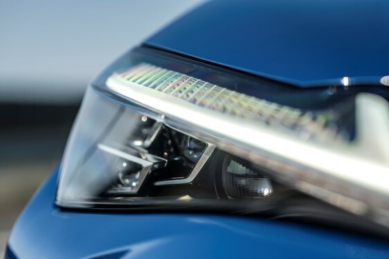 Hybridní crossover Lexus UX v přímém porovnání s průkopnickým hybridním SUV RX 